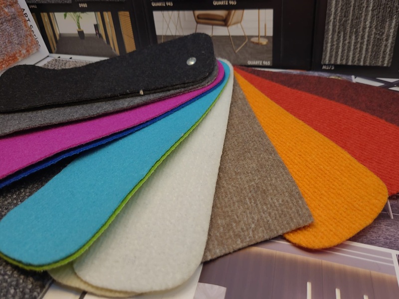 Kırmızı Halı Toptan Rulo KT-2024 — 4m Genişlik Polipropilen İğneli Keçe Fuar Organizatörü Otel Proje Toptan Kırmızı Halı İstanbul Fabrika Fiyatı