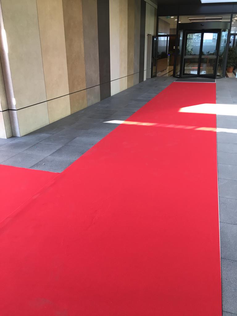 Kırmızı Seremon Geçiş Halısı KS-2024 — Anti-Kayma Kauçuk Tabanlı Bina Girişi Otel Lobisi Düğün Salonu Gala Tören Kırmızı Halı İstanbul