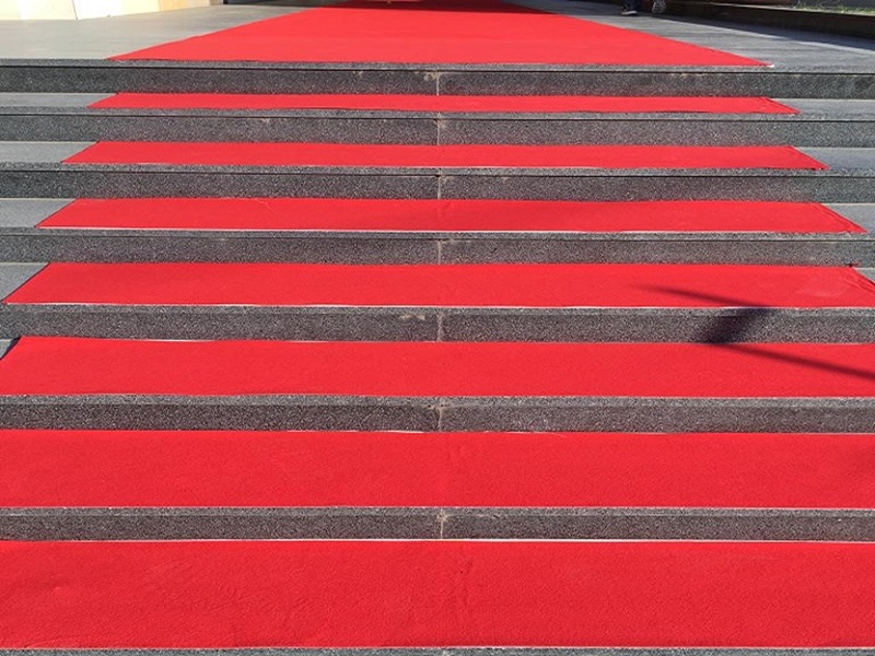 Kırmızı Fuar Halısı KF-2024 — Özel Fuar Gramajı Polipropilen 4m Genişlik CNR TÜYAP Kongre Merkezi Kırmızı Zemin Kaplama İstanbul