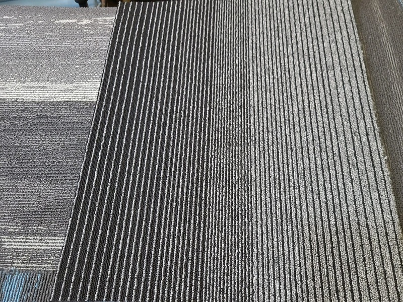 İki Tonlu Çizgili Karo Halı IT-2024 — PP Naylon 50x50 cm Açık Koyu Çizgi Desenli Ofis Resepsiyon Koridor Halısı