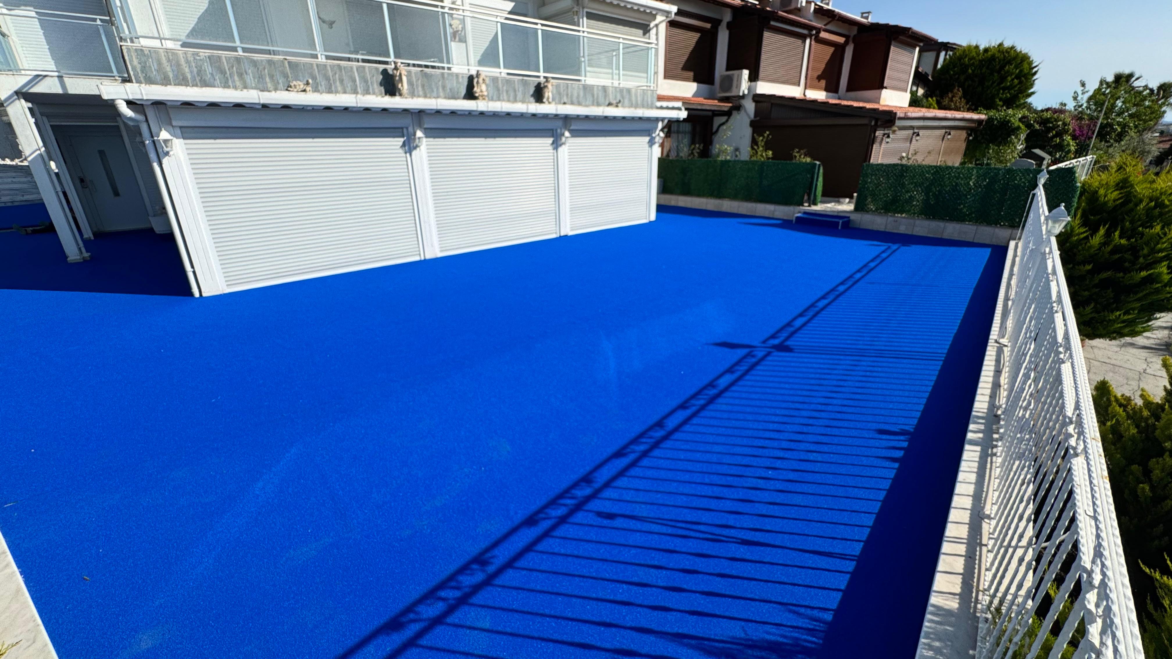 Mavi Teras Suni Çim Halı CIM-MAV — UV Stabilizeli PP Lif Su Geçirmez PE Taban Çatı Terası Havuz Kenarı Balkon Mavi Yapay Çim İstanbul