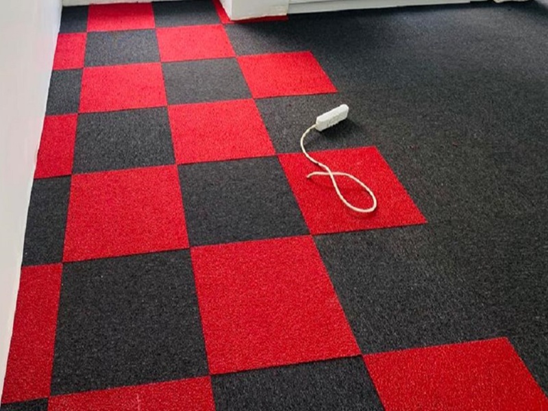 Renkli Damalı Ofis Karo Halısı RD-2024 — Kırmızı Siyah Damalı 50x50 cm PP Lif Yaratıcı Ofis Zemin Halısı